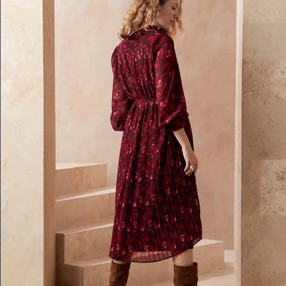 Banana Republic Boho Pleated Floral Shift Midi Dress. Tie waist, Long Sleeves.